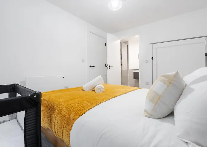 Pristine Old Trafford & City Centre 2Bd 2Bt Apt - Balcony