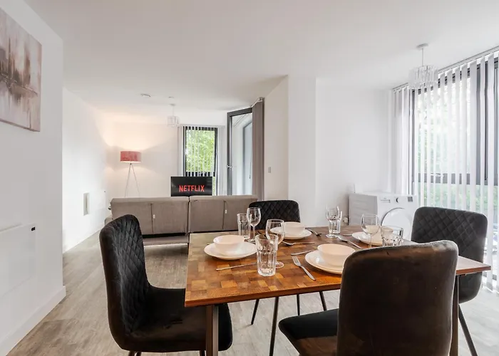 Pristine Old Trafford & City Centre 2Bd 2Bt Apt - Balcony
