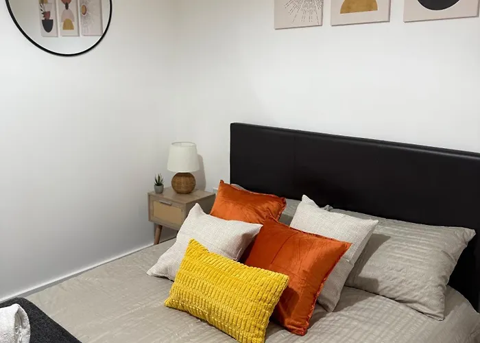 Luxury And Cosy Apartment Near Old Trafford M16 ,Free Private Parking,Fast Wi-Fi,Self Check-In Anytime Perfect For Late Arrivals, 5 Minutes To Old Trafford Stadium