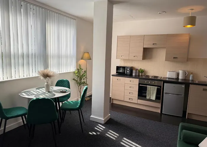 Luxury And Cosy Apartment Near Old Trafford M16 ,Free Private Parking,Fast Wi-Fi,Self Check-In Anytime Perfect For Late Arrivals, 5 Minutes To Old Trafford Stadium