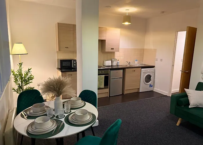 Luxury And Cosy Apartment Near Old Trafford M16 ,Free Private Parking,Fast Wi-Fi,Self Check-In Anytime Perfect For Late Arrivals, 5 Minutes To Old Trafford Stadium