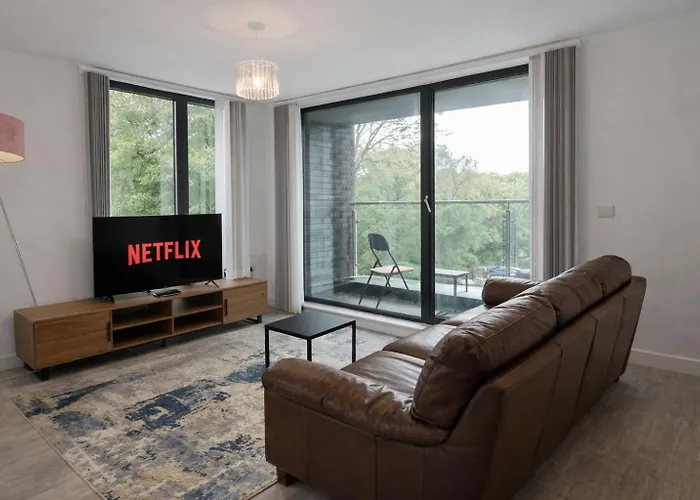 Pristine Old Trafford & City Centre 2Bd 2Bt Apt - Balcony